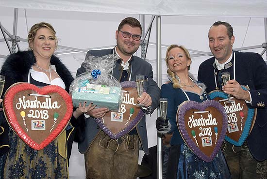 Narrhalla Prinzenpaar 2018 Prinzessin Janina I. (Homann) und Prinz Sebastian I. (Kriesel) : Verabschiedung des Prinzenpaar 2017 mit Geschenken der Prinz Christian III.und Prinzessin Petra II. (3.+4. v. l.) (©Foto. Ingrid Grossmann)